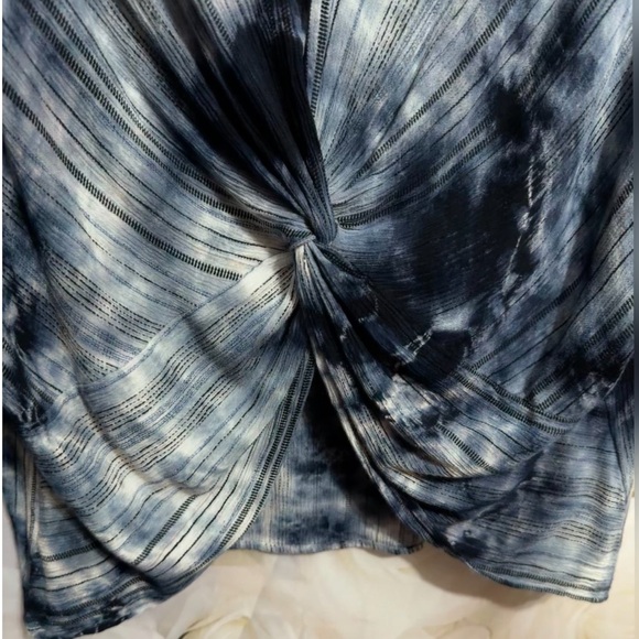 Karen Kane tie-dye top featuring batwing sleeves and a knotted front detail L - Picture 2 of 11